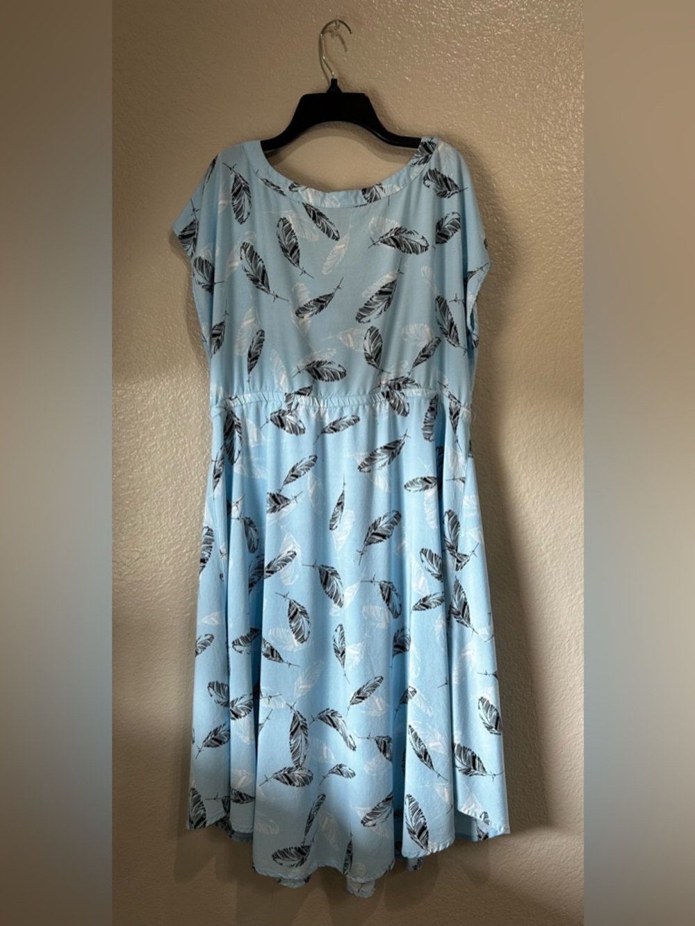 Torrid women’s Light Blue Feather Print V Hem Challis midi Dress plus sz 2 - Picture 4 of 14